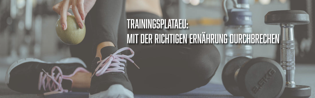 Sitzende Sportlerin mit Apfel in der Hand und Hanteln neben sich