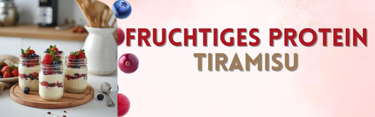 4 geschichtete Gläschen mit Beeren-Tiramisu