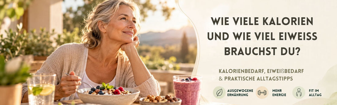 Frau mittleren Alters mit einer Protein-Bowl mit Nüsen und Beeren und einem Protein-Shake mit Früchten