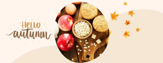 Herbstliche Muffins mit Hafer und Apfel auf Holztablett