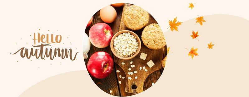 Herbstliche Muffins mit Hafer und Apfel auf Holztablett