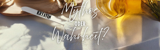 Löffel mit Kreatinpulver auf sandigem Hintergrund