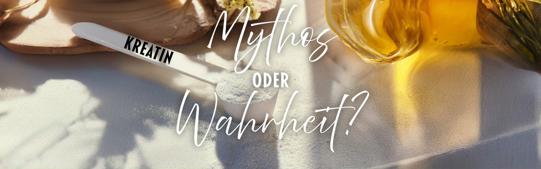 Löffel mit Kreatinpulver auf sandigem Hintergrund