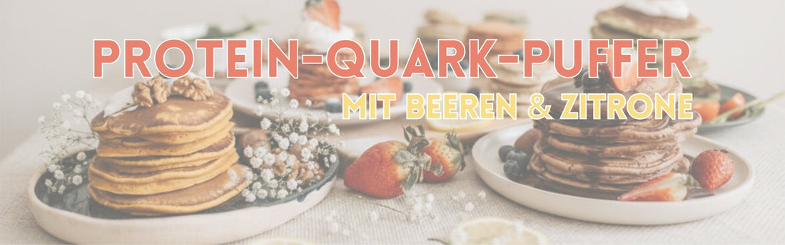 Teller mit Pancakes und verschiedenen Toppings