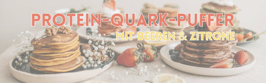 Teller mit Pancakes und verschiedenen Toppings