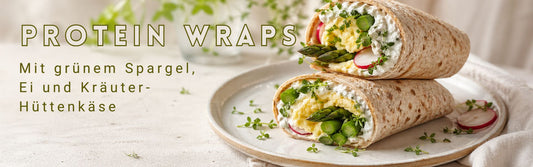 halbierte Wraps mit Spargel, Rührei und Hüttenkäse