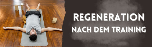 Mann entspannt nach Training auf Yogamatte