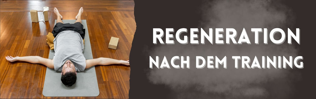 Mann entspannt nach Training auf Yogamatte