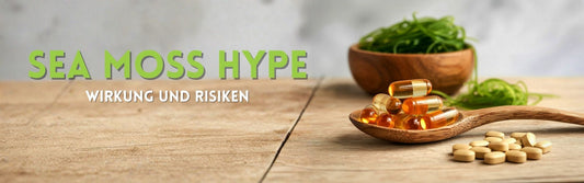 Schale mit Algen und ein Löffel mit Kapseln und Tabletten