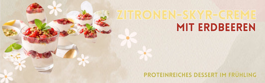 Schichtglas mit Skyr und Früchten und gehackten Pistazien